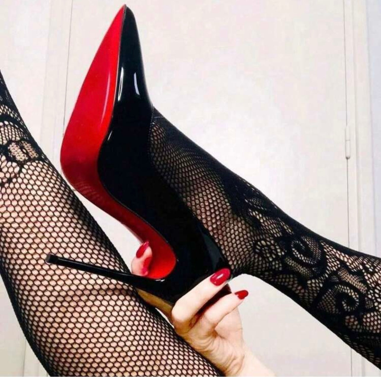 Kadın Siyah Rugan Tabanı Kırmızı Topuklu Stiletto Model Klasik Topuklu Ayakkabı 12cm